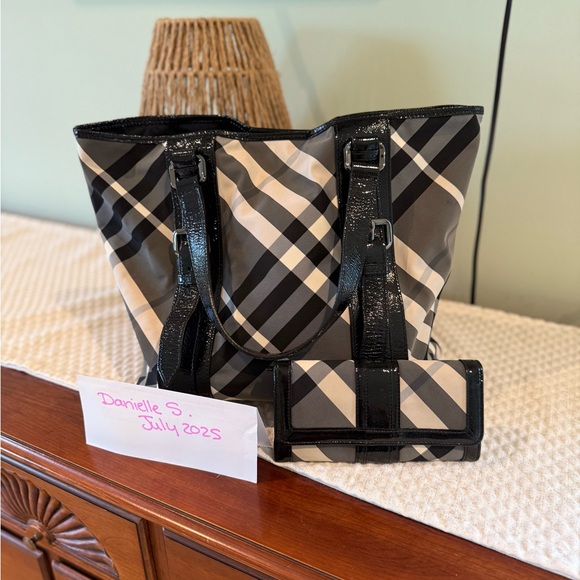 Authentic Burberry Lowry tote with wallet - Picture 1 of 12